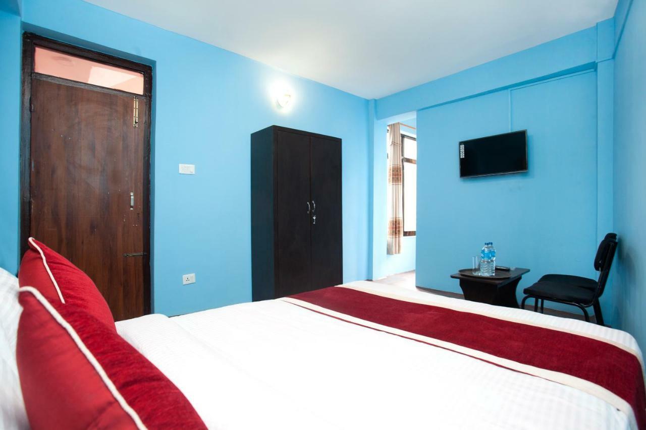 Hotel Crossroads Катманду Экстерьер фото