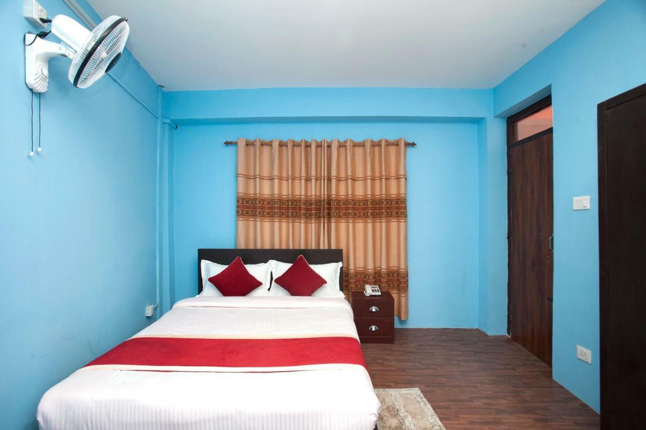 Hotel Crossroads Катманду Экстерьер фото