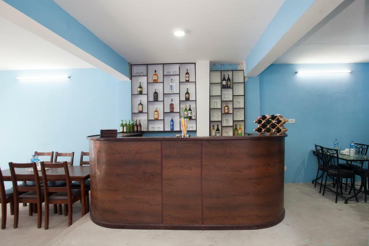 Hotel Crossroads Катманду Экстерьер фото