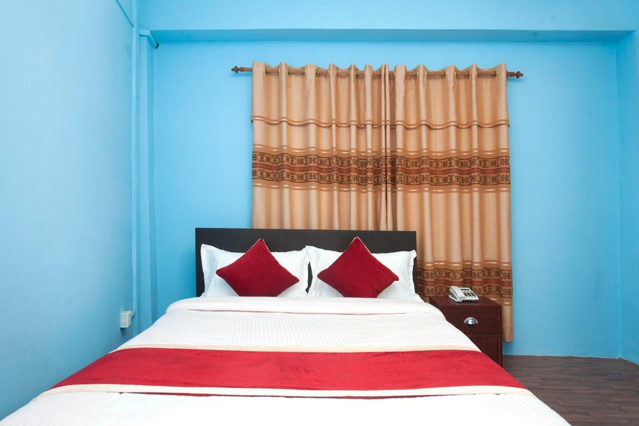Hotel Crossroads Катманду Экстерьер фото