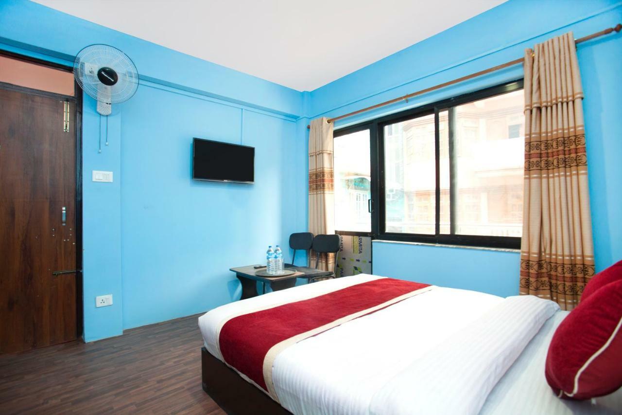 Hotel Crossroads Катманду Экстерьер фото