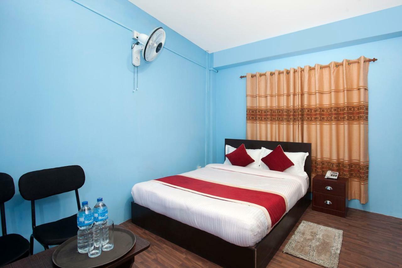 Hotel Crossroads Катманду Экстерьер фото