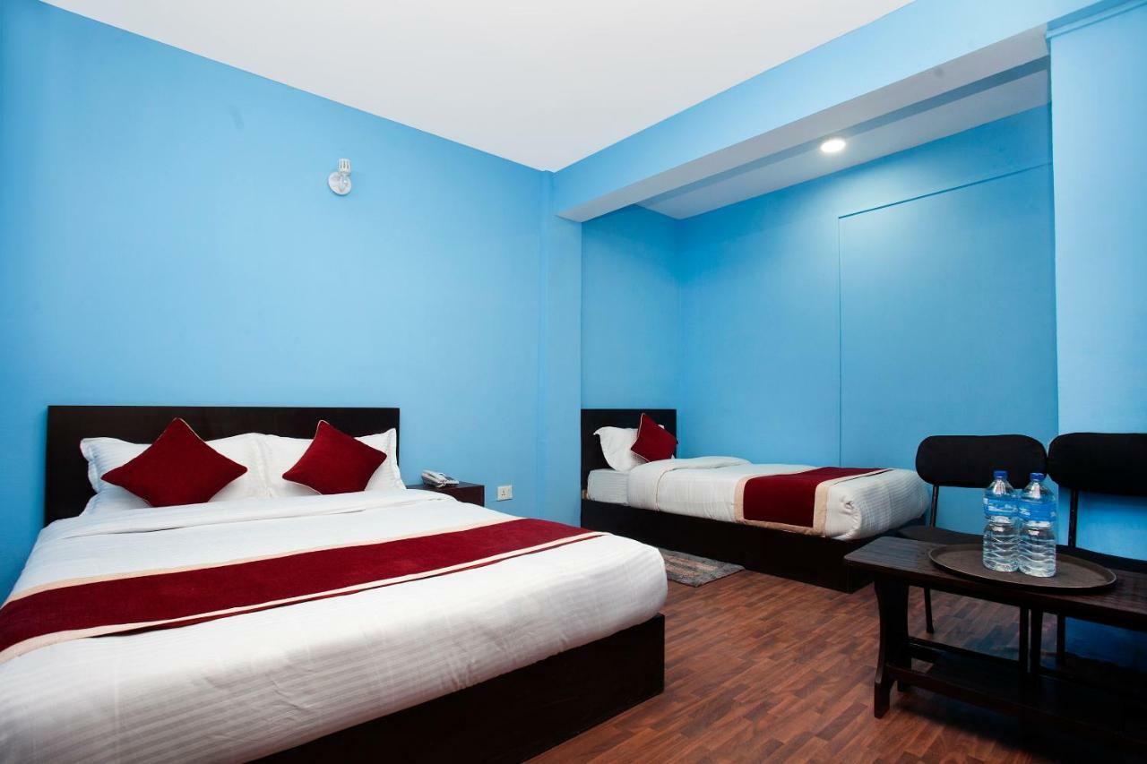 Hotel Crossroads Катманду Экстерьер фото